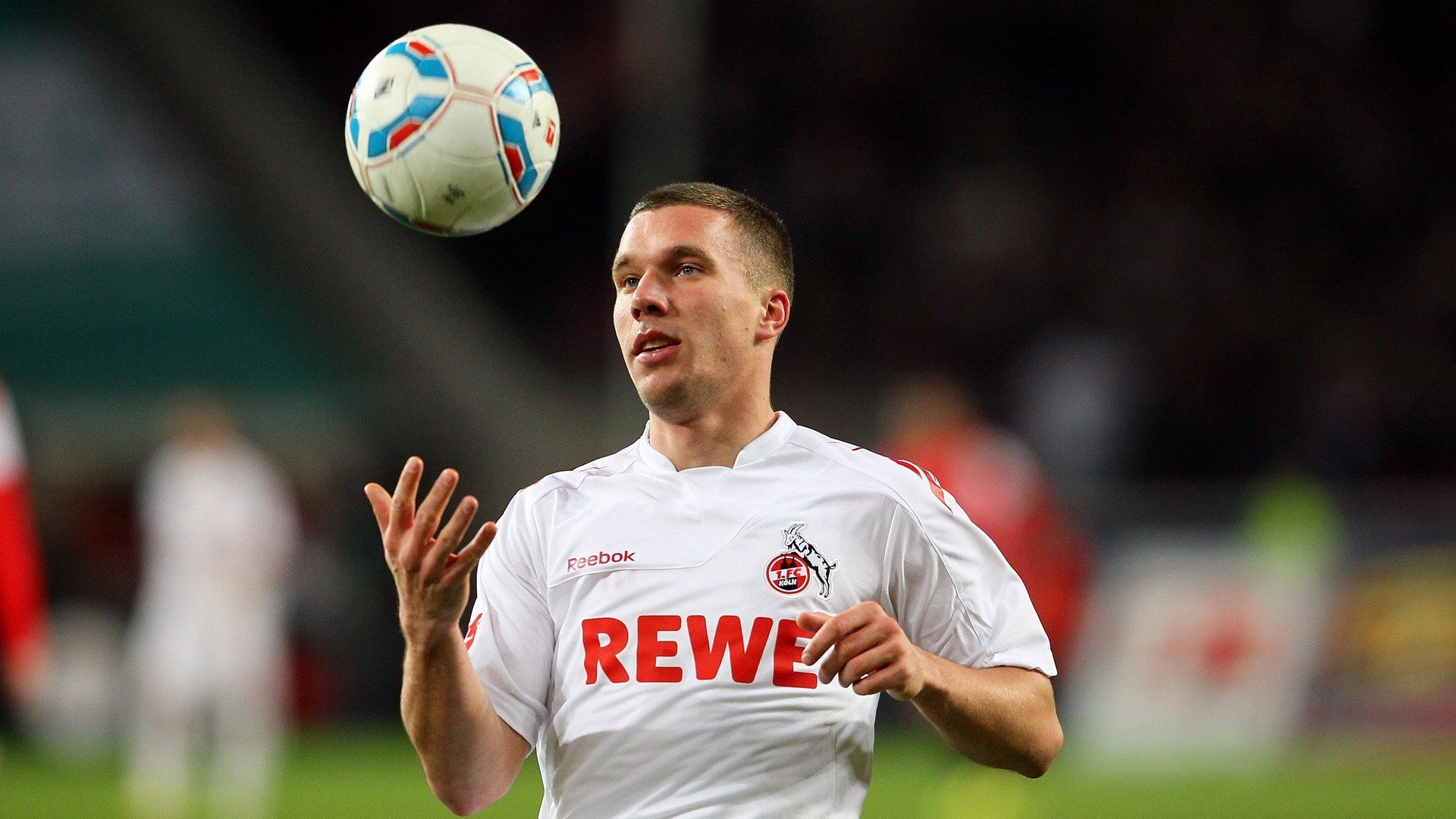 2022年季后赛：库里在第七场决胜局中投中多记关键三分，成功带队夺冠！