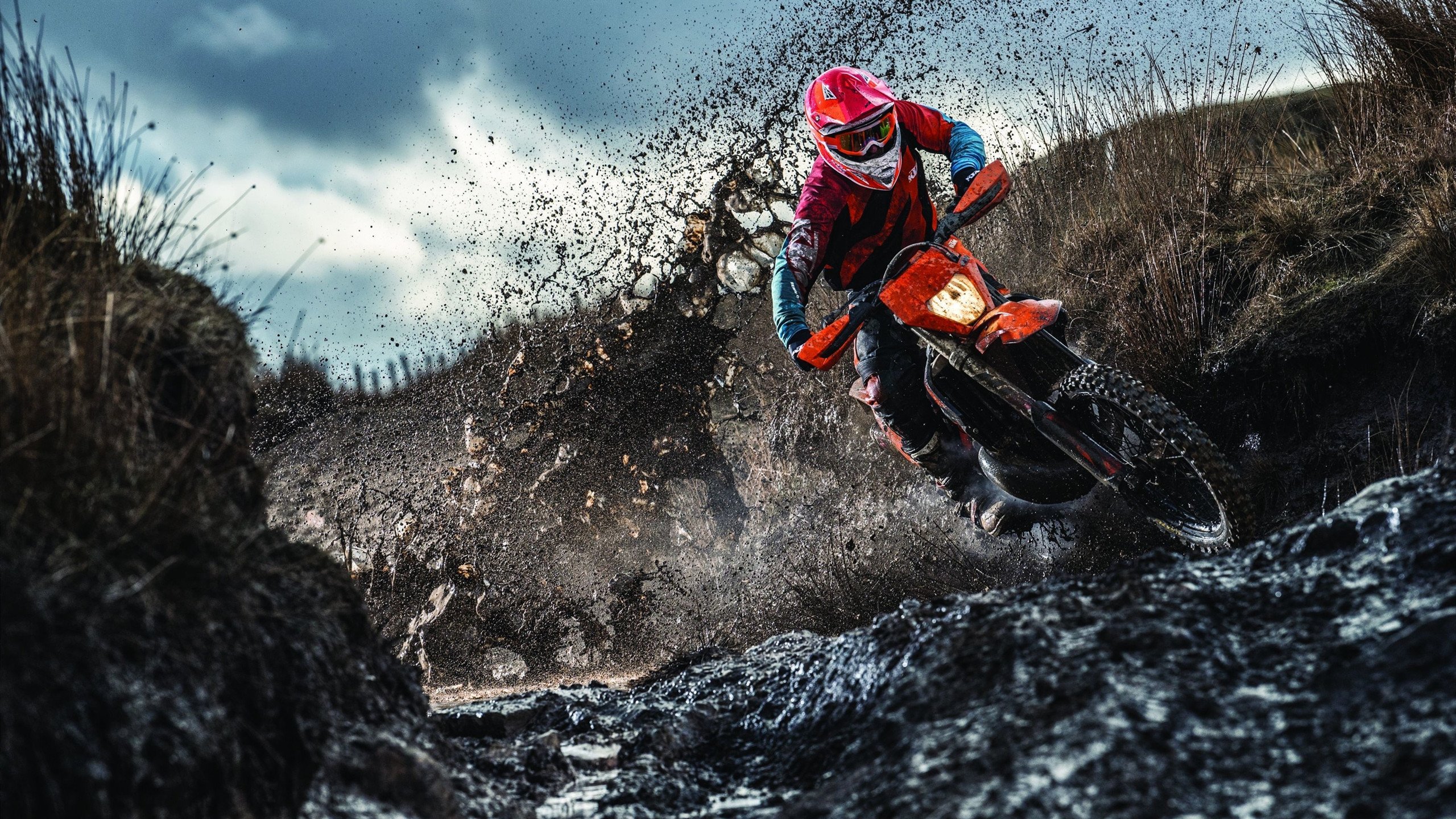 国际铁人三项激烈对决，极限挑战创业巅峰，国际铁人三项logo