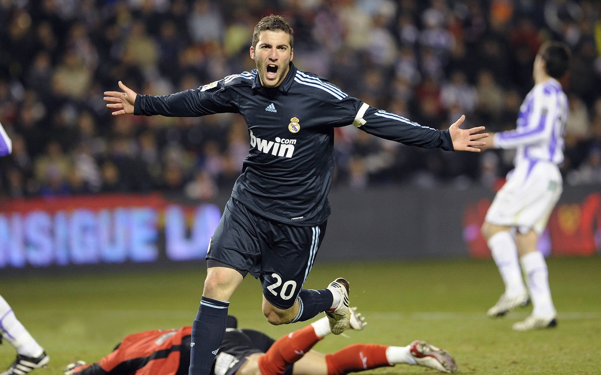 赛场“火花”_激烈碰撞引发争议，观赛火花